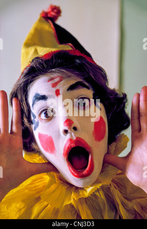 Una giovane ragazza abiti fino come un colorato circus clown per andare ingann-o-trattare durante l'annuale festa di Halloween negli Stati Uniti nel mese di ottobre 31st. Foto Stock