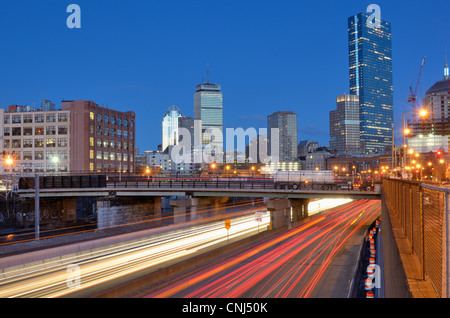 Il centro di Boston, Massachusetts visto dal di sopra Massachusetts Turnpike. Foto Stock