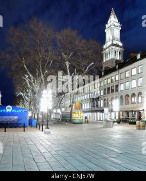 Boston Custom House torreggia su South Market Street vicino a Quincy Market e il Faneuil Hall di Boston, Massachusetts. Foto Stock