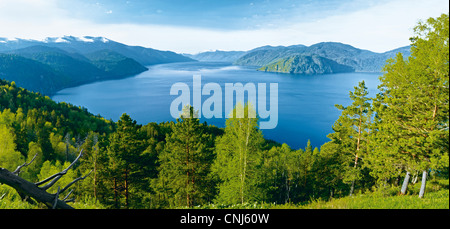 Lago Teletskoye dal di sopra. Il Altyn troppo ridge. Altai, Siberia, Russia Foto Stock