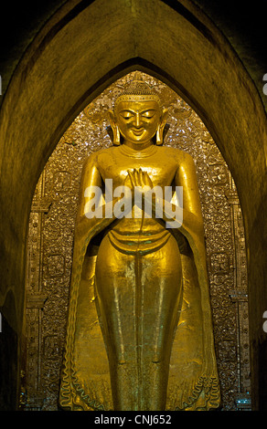 Gigantesca statua di Budda Kassapa all'interno di Ananda tempio pagano, Birmania. Bagan, Myanmar. Foto Stock