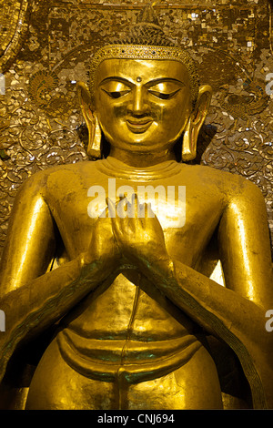 Gigantesca statua di Budda Kassapa all'interno di Ananda tempio pagano, Birmania. Bagan, Myanmar. Foto Stock