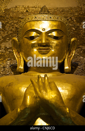 Gigantesca statua di Budda Kassapa all'interno di Ananda tempio pagano, Birmania. Bagan, Myanmar. Foto Stock