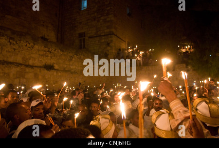 Ortodossa Etiope di adoratori di tenere candele durante il fuoco santo cerimonia presso il Santo Sepolcro di Gerusalemme Foto Stock