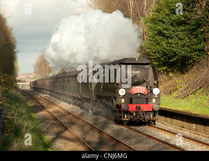 "La battaglia della Gran Bretagna l' class locomotiva a vapore Tangmere tira la "montagna di pennini Express' speciale di vapore Foto Stock