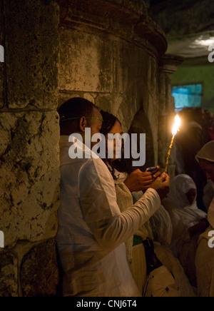 Ortodossa Etiope di adoratori di tenere candele durante il fuoco santo cerimonia presso il Santo Sepolcro di Gerusalemme Foto Stock