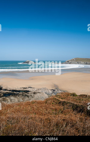 Crantock Beach di fronte a pentire punto est da Pentire Point West sulla North Cornwall coast, England, Regno Unito Foto Stock