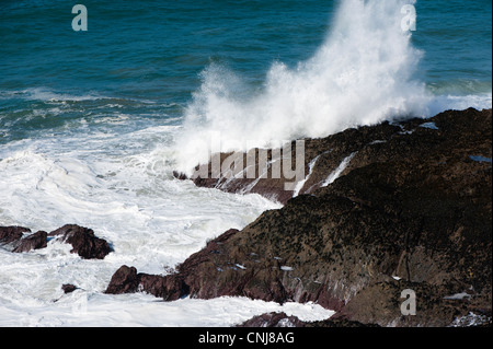 Le onde rompono Pentire Point West sulla North Cornwall coast, England, Regno Unito Foto Stock