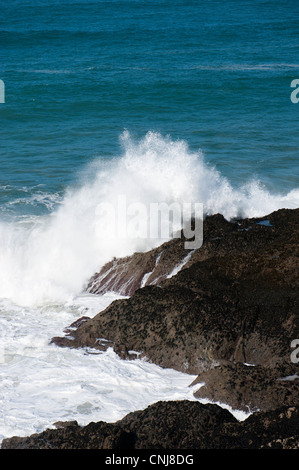 Le onde rompono Pentire Point West sulla North Cornwall coast, England, Regno Unito Foto Stock