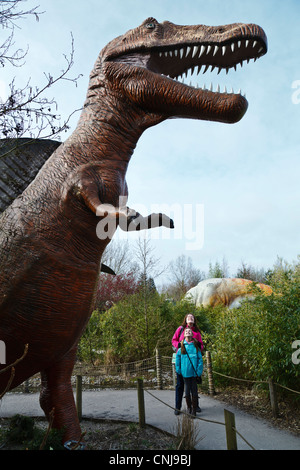 Visitatori sopraffatte da un modello Spinosaurus nel dinosauro Safari a Blackpool Zoo. Foto Stock