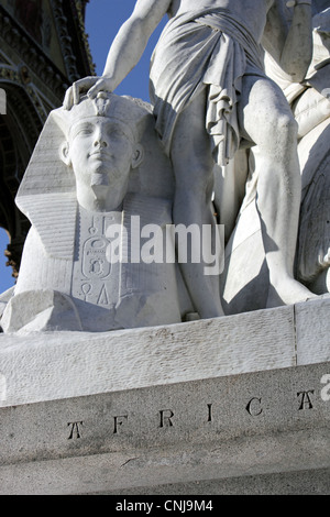 "L'Africa" gruppo scultoreo da William Theed, l'Albert Memorial, i giardini di Kensington, London, England, Regno Unito Foto Stock