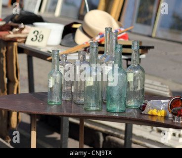 Vecchie bottiglie di vetro, Portobello Road Antiques Market, Notting Hill, London, England, Regno Unito Foto Stock