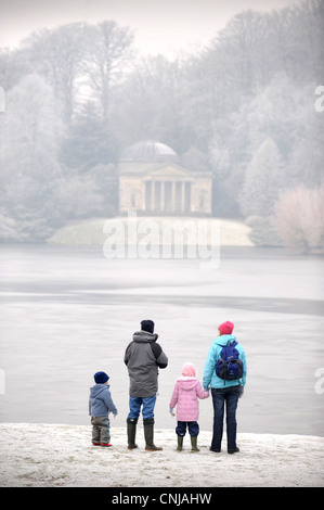 Un gruppo di famiglia la visualizzazione del Pantheon tempio a Stourhead House e giardini vicino Stourton, WILTSHIRE REGNO UNITO Foto Stock