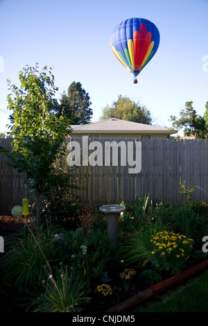 Mongolfiera di atterraggio in una zona residenziale di Boise, Idaho, Stati Uniti d'America. Foto Stock