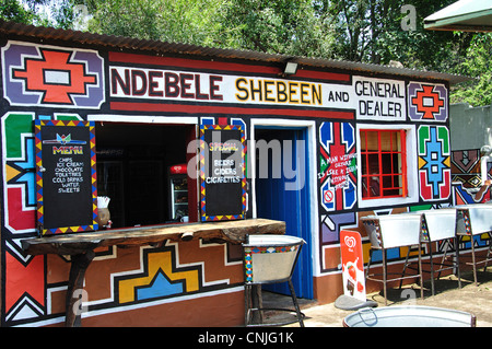Ndebele colorati general store, Lesedi African Villaggio Culturale, Diepsloot, Johannesburg Gauteng, Repubblica del Sud Africa Foto Stock