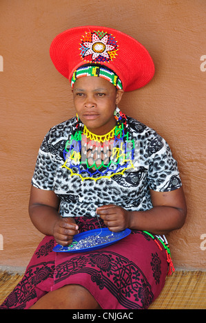 Sposato donna Zulu Nel Lesedi African Villaggio Culturale, Broederstroom, Johannesburg, provincia di Gauteng, Repubblica del Sud Africa Foto Stock