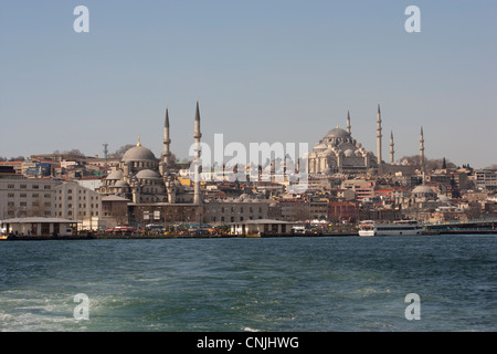 Vista del quartiere Eminonu, Fatih, Istanbul, Turchia dalle parti dello stretto del Bosforo Foto Stock