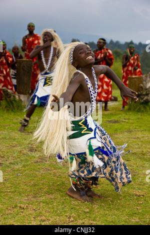 L'Africa. Il Ruanda. Tradizionale giovani ballerini Hutu presso il Gorilla di Montagna View Lodge vicino a Ruhengeri e vulcani NP. (MR) Foto Stock
