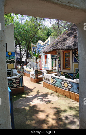 Ndebele colorate abitazioni, Lesedi African Villaggio Culturale, Broederstroom, Johannesburg Gauteng, Repubblica del Sud Africa Foto Stock