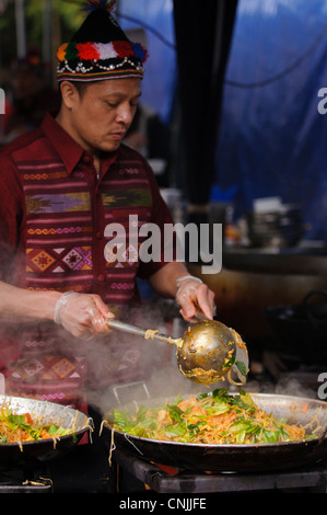 Presso il tempio thailandese di Wat Buddhapadipa per celebrare il Songkran, Tailandese Anno nuovo, tailandese tradizionale cibo è preparato. Foto Stock