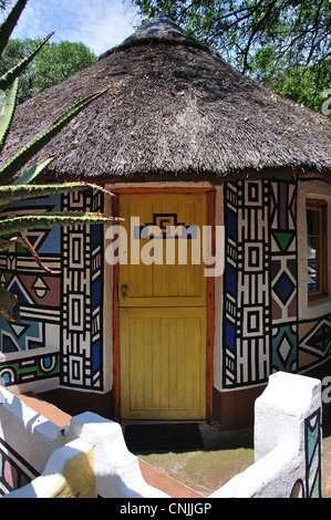 Ndebele coloratissima abitazione, Lesedi African Villaggio Culturale, Broederstroom, Johannesburg Gauteng, Repubblica del Sud Africa Foto Stock