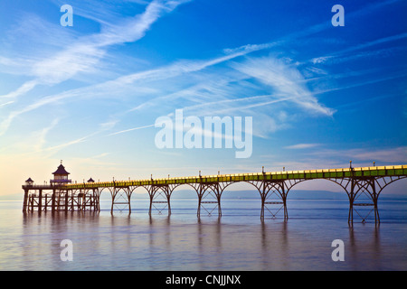 Luce della Sera cade sul molo di Clevedon, Somerset, Inghilterra, Regno Unito Foto Stock