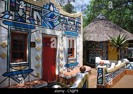 Ndebele colorate abitazioni, Lesedi African Villaggio Culturale, Broederstroom, Johannesburg Gauteng, Repubblica del Sud Africa Foto Stock