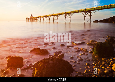 Luce della Sera cade sul molo di Clevedon, Somerset, Inghilterra, Regno Unito Foto Stock