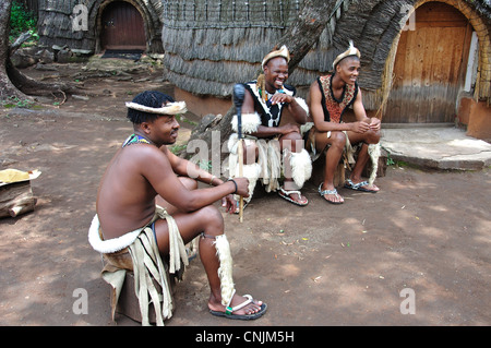 Zulu warriors Nel Lesedi African Villaggio Culturale, Broederstroom, Johannesburg, provincia di Gauteng, Repubblica del Sud Africa Foto Stock