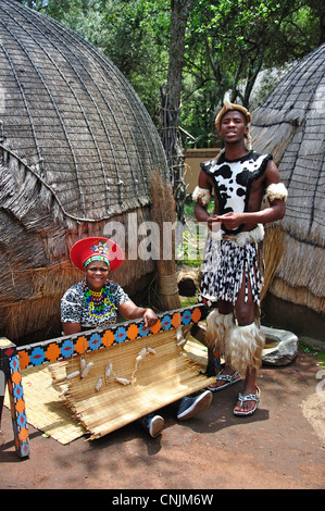 Matura in villaggio Zulu, Lesedi African Villaggio Culturale, Broederstroom, Johannesburg, provincia di Gauteng, Repubblica del Sud Africa Foto Stock