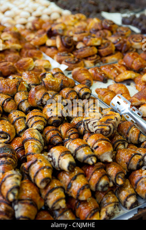 Medio Oriente Israele Tel Aviv rugelach di cioccolato in vendita nel mercato Foto Stock