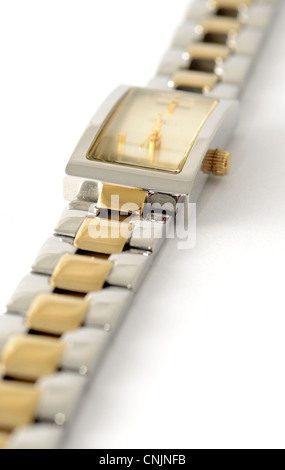 Vecchia donna orologio d'oro posto su uno sfondo bianco. Foto Stock