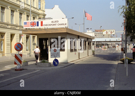 Il Checkpoint Charlie in Friedrichstrasse - muro di Berlino 1989 Foto Stock