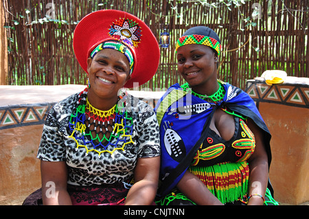 Zulu donne Nel Lesedi African Villaggio Culturale, Broederstroom, Johannesburg, provincia di Gauteng, Repubblica del Sud Africa Foto Stock