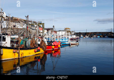 La pesca costiera barche a Polperro Harbour, Cornwall Foto Stock