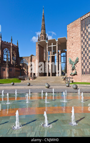 Coventry cattedrale sia vecchie che nuove cattedrali Coventry centro città West Midlands Warwickshire Inghilterra GB UK EU Europa Foto Stock