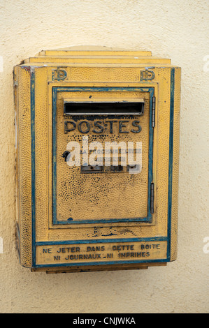 Vecchio Postbox appeso al muro in Francia Foto Stock