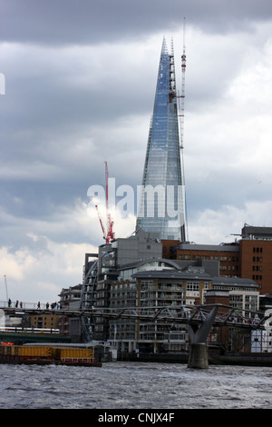 La Shard Londra con il Millennium Bridge Foto Stock