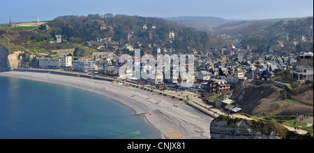 Vista sul mare e la città di Etretat da Porte d'Aval, Côte d'Albâtre, Alta Normandia, Francia Foto Stock