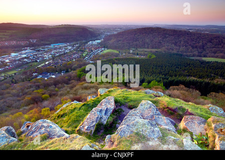 Vista da Garth mountain oltre Taffs bene e a Cardiff, nel Galles del Sud, la mattina presto. Foto Stock