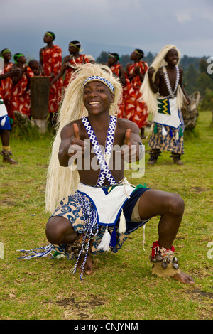 L'Africa. Il Ruanda. Tradizionale giovani ballerini Hutu presso il Gorilla di Montagna View Lodge vicino a Ruhengeri e vulcani NP. (MR) Foto Stock