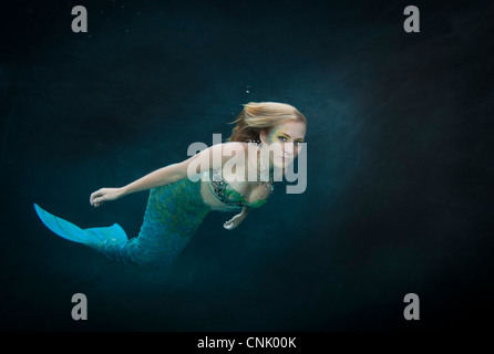 Blonde mermaid nuoto in piscina, Virginia Beach, Virginia. Foto Stock