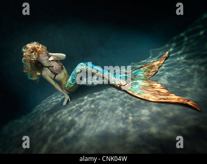 Mermaid oziare sulla terra sott'acqua Foto Stock