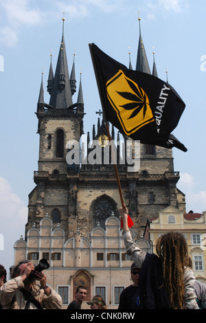 Million Marijuana March nella piazza della Città Vecchia di Praga, nella Repubblica Ceca il 6 maggio 2006. Foto Stock