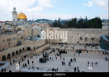 Medio Oriente Israele vecchia Gerusalemme - il Muro Occidentale, il Muro del Pianto o Kotel - Gli Ebrei religiosi pregare in questo luogo santo Foto Stock