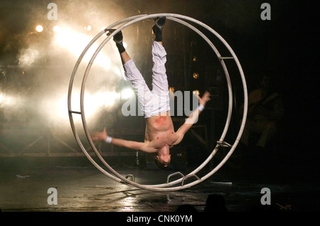 Il Rev.do Denis Remonov eseguendo con il circo degli orrori al Grand Theatre di Swansea. Foto Stock