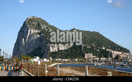 Sunny view della Rocca di Gibilterra sotto il cielo blu, Gibilterra Foto Stock