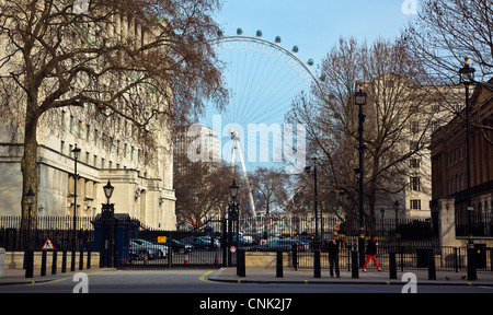 Il London Eye da Whitehall Londra Inghilterra REGNO UNITO Foto Stock