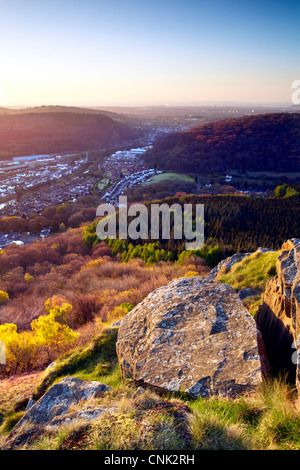 Vista da Garth mountain oltre Taffs bene e a Cardiff, nel Galles del Sud, la mattina presto. Foto Stock