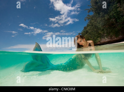 British mermaid in acque poco profonde a Ulong Beach, sito di TV show sopravvissuti, Rock Islands, Palau, Stati Federati di Micronesia Foto Stock